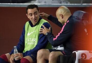 Xavi Hernández en el banquillo.