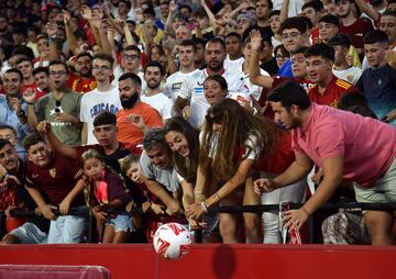 El malagueño Isco se da un baño de masas en su presentación en el Sánchez Pizjuán.