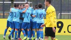 Los jugadores del Atl&eacute;tico Juvenil celebran un gol al Dortmund. 