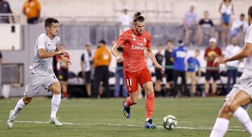 Gareth Bale prepares to score Real Madrid's second.