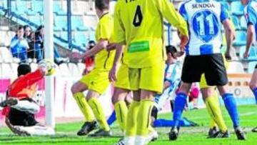 <b>CON LA CAÑA. </b>Ionel Danciulescu empuja a un metro de la línea el primer gol del Hércules.