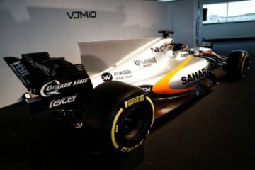 El mejicano Sergio Perez y el franc¨¦s Esteban Ocon, pilotos titulares de Force India, presentaron el nuevo VJM10 para la temporada 2017.