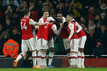 Nicolas Pépé celebrates with his Arsenal team-mates after scoring the opening goal in the Gunners' 2-0 winover Manchester United on Wednesday.