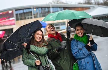 Celebrado en Carmanhall And Leopardstown, un pequeño suburbio de Dublín en Dún Laoghaire-Rathdown, dentro del tradicional Condado de Dublín, uno de los eventos más importantes de hípica de cuantos se celebran al cabo del año. Es por ello que este evento reúne a 200.000 personas durante los cuatro días que duran las carreras. Esta celebración  combina el deporte, las apuestas, la comida y las fiestas. Este año la lluvia ha sido una de las protagonistas, como era de esperar, pero no por ello la fiesta ha ido a menos.