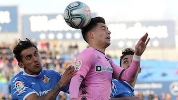 GRAF9113. GETAFE (MADRID), 26/01/2019.- El defensor uruguayo Damián Suárez (i) del Getafe y el defensor Álex Moreno del Real Betis, disputan el balón durante el partido de la jornada 21 de LaLiga Santander que se disputa este d