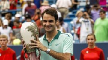 Roger Federer recibe su sexto trofeo como vencedor en Cincinnati.