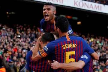 Soccer Football - La Liga Santander - FC Barcelona v Real Madrid - Camp Nou, Barcelona, Spain - October 28, 2018  Barcelona's Luis Suarez celebrates scoring their second goal with Sergio Busquets and team mates  