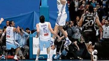 <b>JUGADA CLAVE. </b>Hervelle desvía un tiro en descenso de Recker.