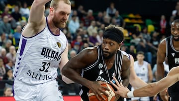 BILBAO, 13/01/2026.- El escolta del PAOK Tesalónica Patrick Beverley (d) lucha con el islandés Tryggvi Hlinason (i), del Bilbao Basket, durante el partido de Copa de Europa de baloncesto que Surne Bilbao Basket y PAOK Tesalónica disputan este martes en el Bilbao Arena. EFE/Miguel Toña