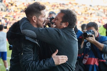Saludo entre Diego Pablo Simeone y Eusebio antes del inicio del partido.
