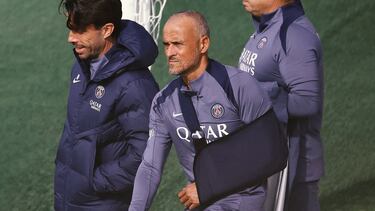 Luis Enrique apareció en el entrenamiento del Paris Saint-Germain Football Club tras someterse a la operación de clavícula. El técnico español sufrió un accidente al montar en bicicleta, de la que se cayó.