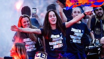 Nuria Rábano, entre Paños y Bruna, durante la celebración del título de Liga por las calles de Barcelona.