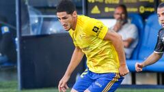 Bodiger, del C&aacute;diz, con la pelota controlada.