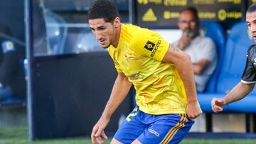 Bodiger, del C&aacute;diz, con la pelota controlada.