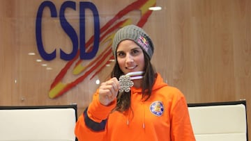 La rider española Queralt Castellet posa tras un acto en el Consejo Superior de Deportes.