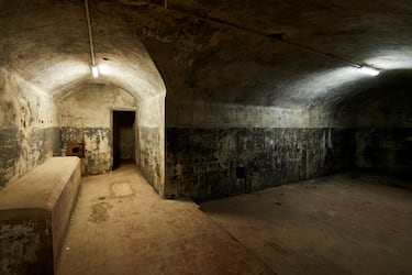 Fue construido en 1937 como refugio antiaéreo. Se encuentra en el Parque de El Capricho, en el distrito de Barajas. El bunker tiene una estructura subterránea con pasillos y salas, diseñada para albergar a un número considerable de personas. Aunque no siempre está abierto al público, se organizan visitas guiadas en ocasiones especiales que permiten conocer su historia y funcionamiento.