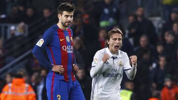 Gerard Piqué y Luca Modric, durante el Clásico en el Camp Nou.