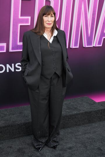 Anjelica Huston posa en la alfombra roja del estreno de la película "Ballerina" en Los Ángeles, California.