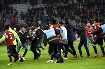 Los aficionados del Lille invadieron el campo e intentaron agredir a su propios jugadores.