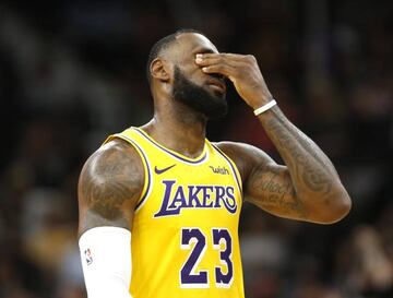 LeBron James lamenta la derrota Los ?ngeles Lakers 106 - 110 San Antonio Spus en la duela del AT&T Center.