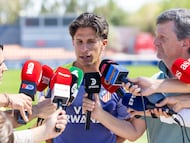 Giuliano Simeone atiende a la prensa.