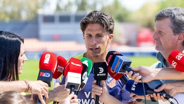 Giuliano Simeone atiende a la prensa.