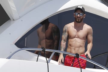 La familia Messi-Roccuzzo disfruta de unas id¨ªlicas vacaciones a bordo de un c¨®modo barco por las costas de las Islas Pitiusas.
