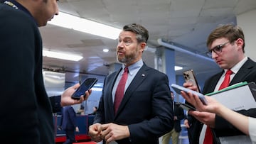 El senador republicano por Indiana Todd Young habla con los periodistas en el Senado de EE UU durante una votación sobre una resolución bipartidista sobre los poderes bélicos destinada a detener la campaña militar contra Irán, en el Capitolio, en Washington D. C., Estados Unidos, el 4 de marzo de 2026.