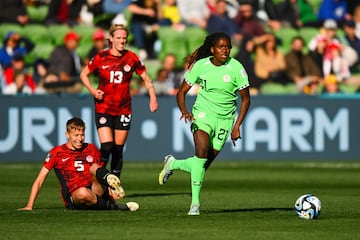 Esther Okoronkwo condue el balón durante el partido contra Canadá en la Copa del Mundo Femenil.