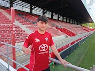 Unax del Cura posa para AS en el estadio de Anduva.