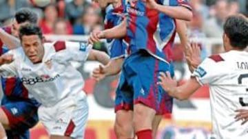 <b>SUFRIDO TRIUNFO. </b>Los sevillistas vieron cómo el colista se puso por delante en el marcador y se vieron obligados a otro esfuerzo extra para ganar tras el de la Champions.