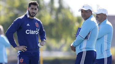Futbol, entrenamiento de Universidad de Chile.
El arquero de Universidad de Chile Johnny Herrera, izquierda, conversa cn su entrenador Victor Hugo Castaneda durante la practica matutina en el CDA de Santiago, Chile.
02/11/2016
Andres Pina/Photosport*******
Football, Universidad de Chile's training session.
Universidad de Chile's goalkeeper Johnny Herrera, left, chats with his coach Victor Hugo Castaneda during the morning training session at the CDA sport center in Santiago, Chile.
02/11/2016
Andres Pina/Photosport