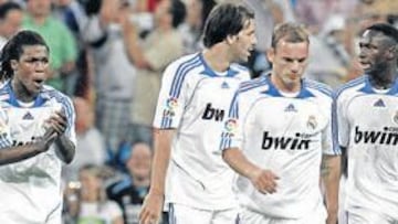 <b>CASI COMPLETO. </b>Drenthe, Van Nistelrooy, Sneijder y Diarra celebran un gol. Falta Robben, que todavía no ha debutado con el Madrid.