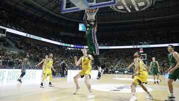 Lessort, p&iacute;vot del Unicaja, se cuelga del aro ante el Alba Berl&iacute;n.