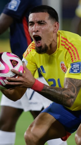AMDEP173. BARRANQUILLA (COLOMBIA), 19/11/2024.- Daniel Muñoz de Colombia reacciona este martes, en un partido de las eliminatorias sudamericanas para el Mundial de 2026 entre Colombia y Ecuador en el estadio Metropolitano de Barranquilla (Colombia) . EFE/ Ricardo Maldonado Rozo