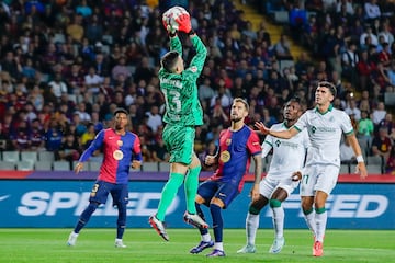 Iñaki Peña se hace dueño del balón ante la atenta mirada de Íñigo Martínez, Carles Aleñá y Christantus Uche.