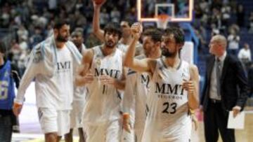 Llull saluda en primer término a la grada tras la última victoria liguera ante el Laboral Kutxa. Tras él Bourousis, Dani Díez, Mejri y Rudy.