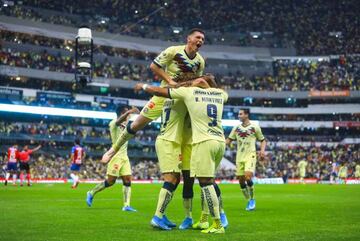 Los jugadores del América celebrando los goles en la victoria 4-1 ante Chivas en el Clásico Nacional de la jornada 12 del Apertura 2019 de la Liga MX en la cancha del Estadio Azteca.