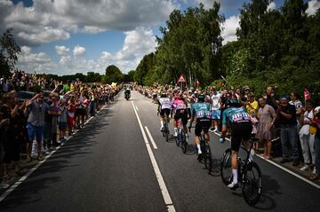 El pelotón durante la segunda etapa del Tour de Francia 2022.