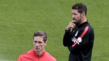 Simeone con Fernando Torres.