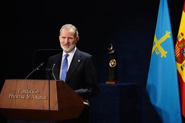 El Rey Felipe VI, durante su discurso en la gala de la 44º edición de los Premios Princesa de Asturias, en el teatro Campoamor.