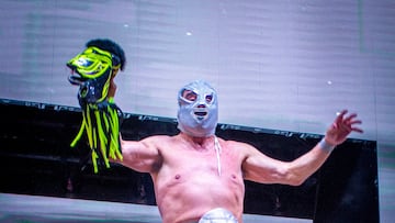 Hijo del Santo festeja con la máscara de Misterioso Jr.