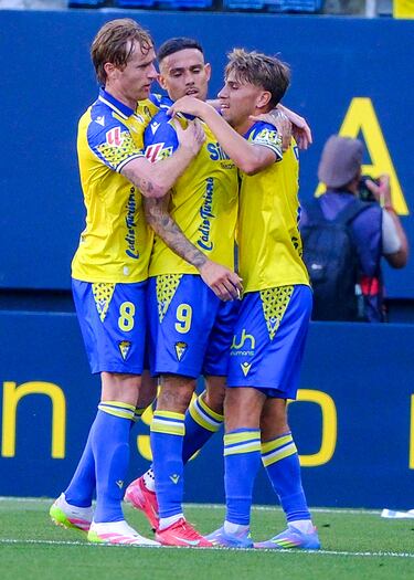 Tres goles y tres asistencias en los últimos seis partidos. Esa es la tarjeta de visita de un Roger, que está terminando la temporada de la mejor forma posible. Ante el Huesca marcó un gran gol desde fuera del área y dio otro, a Álex, con una gran pared.

