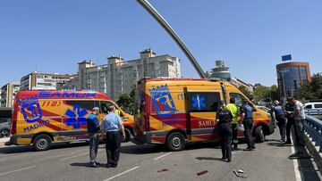 Accidente en el Puente de Ventas al chocar un autobús de la EMT y un turismo: hay seis heridos