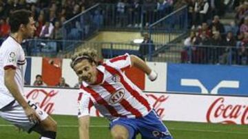 <b>UN GOL MUY ESPERADO. </b>Forlán tras marcar el primer tanto, con el que rompía su sequía goleadora. El charrúa no marcaba desde el 11 de septiembre.