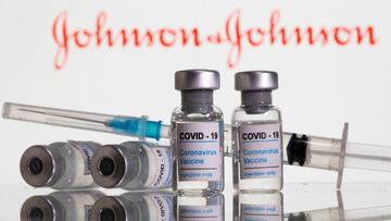 FOTO DE ARCHIVO: Los viales etiquetados como &quot;Vacuna contra el coronavirus COVID-19&quot; y la jeringa se ven frente al logotipo de Johnson &amp; Johnson en esta ilustraci&oacute;n tomada el 9 de febrero de 2021. 