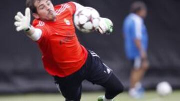 A TOPE. Casillas se entrena con energía para recuperar la titularidad en la portería del Madrid.