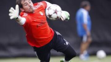 A TOPE. Casillas se entrena con energ&iacute;a para recuperar la titularidad en la porter&iacute;a del Madrid.