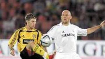 <b>DE SUPLENTE A INDISCUTIBLE.</b> Gravesen se ha hecho un hueco en el once de Luxa.