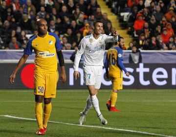 Marcelo crosses the ball to Cristiano and the Portuguese striker headed it to make it 5-0.